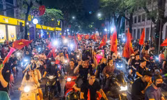 Báo Thái Lan bất ngờ với không khí lễ hội trong đêm U23 Việt Nam vô địch SEA Games