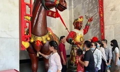 Đầu năm, người TPHCM đi ‘đánh chuông, vuốt ngựa’ cầu bình an