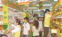 Khách hàng lựa chọn bột ngọt tại siêu thị Big C