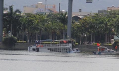 Tàu du lịch Thảo Vân 2 chìm trên sông Hàn khiến 3 người chết và hàng chục người bị thương, hoảng loạn. Ảnh: Thanh Trần.