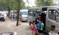 Hiện đa số các trường học thuê xe từ các công ty dịch vụ để đưa đón học sinh (Ảnh minh họa)