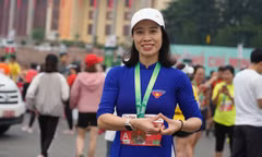 Chuyện người mặc áo dài xanh trên đường chạy Tiền Phong Marathon