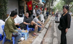 Người dân phố Trúc Bạch thảnh thơi nói chuyện trên vỉa hè sáng 21/3. Ảnh: Mạnh Thắng