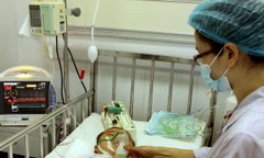Điều trị cho bệnh nhân mắc sởi tại Bệnh viện Nhi Trung ương. (Ảnh: Dương Ngọc/TTXVN)