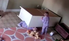 Cậu bé 2 tuổi cố đẩy tủ quần áo giải cứu anh trai song sinh.