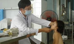 Cháu bé bị bảo mẫu bạo hành viêm phế quản