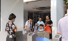 Việc lựa chọn trường công hay trường tư cho con là mối bận tâm của nhiều phụ huynh