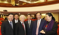 Tổng Bí thư Nguyễn Phú Trọng với các đại biểu dự Hội nghị Trung ương 7. (Ảnh: Trí Dũng/TTXVN)