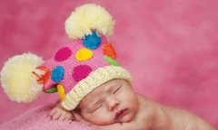 Bé đội mũ len ngủ cực dễ thương