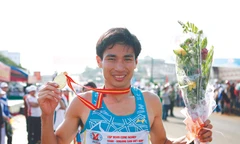 Nguyễn Văn Lai với tấm HCV đầu tiên Ảnh: Hồng Vĩnh