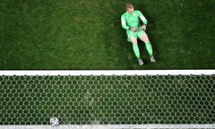 Thủ thành Jasper Cillessen bất lực trong cuộc đọ sức với các chân sút Argentina trên chấm phạt đền.