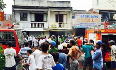 Nhiều người dân có nhà liền kề tháo chạy ra ngoài khi ngọn lửa bùng phát. Ảnh: Phúc Hưng