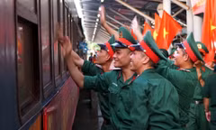 Ga Đà Nẵng rực rỡ cờ hoa đón đoàn diễu binh, diễu hành trở về 