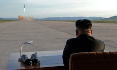 Chủ tịch Kim Jong-un theo dõi một vụ thử vũ khí. Ảnh: KCNA