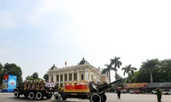 Linh xa đưa linh cữu nguyên Tổng Bí thư Đỗ Mười qua các phố Hà Nội