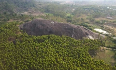 Tận thấy 'Đá Voi Mẹ' hùng vĩ giữa núi rừng Buôn Ma Thuột