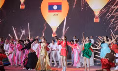 Dương Hoàng Yến, Uyên Linh, Văn Mai Hương hòa giọng tại lễ Bế mạc SEA Games 31