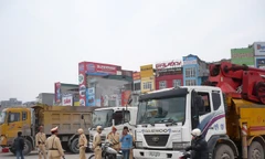 Sau khi báo Tiền Phong nêu vấn đề xe tải “vô tư” lưu hành ở Thủ đô, gây nhiều tai nạn, CSGT Hà Nội đã đồng loạt ra quân xử lý Ảnh: Trọng Đảng