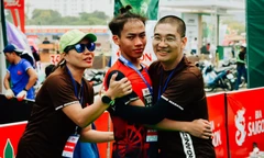 Chàng trai khóc sau vạch đích và tấm huy chương giúp thay đổi cuộc đời