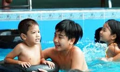 Nước bể bơi có thể làm suy giảm thị lực