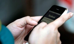 Sạc điện thoại bằng nước tiểu