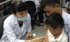 Người dân chờ đợi chích ngừa sởi cho con ở Viện Pasteur TPHCM. Ảnh: L.N 