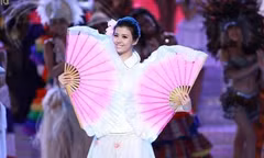 Các thí sinh trong trang phục dân tộc khai mạc Miss World 2010