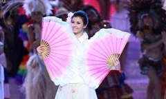 Các thí sinh trong trang phục dân tộc khai mạc Miss World 2010