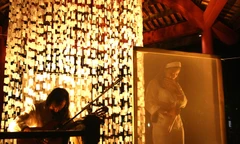 Nhà thơ Chiêu Anh Nguyễn trình diễn thơ trên sân khấu, đệm đàn: nghệ sĩ MPK Phước Khùng. Ảnh: Trần Đỗ Nghĩa