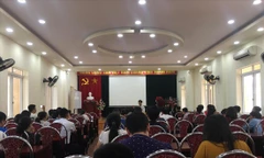 Hàng trăm học viên học văn bằng 2 ngành Luật Kinh tế trường ĐH Đông Đô tại Trung tâm giáo dục thường xuyên Hải Phòng không nhận được bất cứ câu trả lời thỏa đáng nào từ đại diện trường. Ảnh: Nghiêm Huê