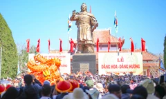 Nghìn người chen chân tại lễ hội Đống Đa