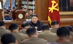 Nhà lãnh đạo Triều Tiên Kim Jong-un chủ trì cuộc họp về tăng cường khả năng quân sự ngày 22/12.
