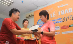 Runner Tiền Phong Marathon 2019 hào hứng nhận giải 