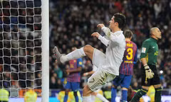 Ronaldo tức giận sau pha bỏ lỡ đáng tiếc trước khung thành Barca Ảnh: Getty Images