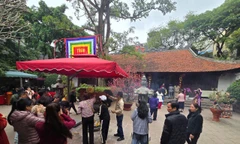 Người dân nô nức đến ‘Thăng Long tứ trấn’ cầu an