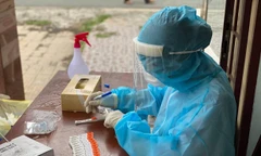 Ngày 12/4, Việt Nam thêm 22.804 ca COVID-19, Hà Nội dưới 2.000 F0 sau nhiều tháng