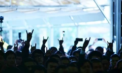 Hành động lạ tại lễ tang Trần Lập. Những cánh tay giơ cao như một lời chào tạm biệt của những người anh em dành cho Trần Lập. Ảnh: Thanh Hà.