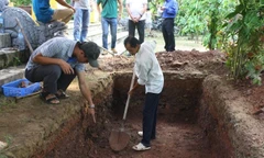 Đoàn khảo cổ đào thăm dò tìm kiếm dấu vết lăng mộ vua Quang Trung. Ảnh: Zing.