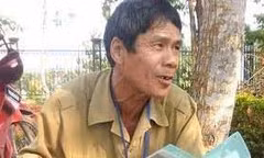 Ông Trịnh Xuân Hoa cầm đơn đi tìm sự thật.