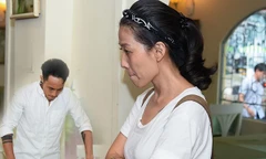 Vợ Phạm Anh Khoa đứng lặng lẽ trong buổi họp báo của chồng.