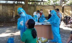 Ngành y tế Quảng Nam lấy mẫu xét nghiệm COVID-19.