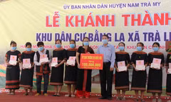 Phó Chủ tịch Quốc hội Nguyễn Đức Hải trao quà cho người dân tại buổi lễ. Ảnh H. Văn