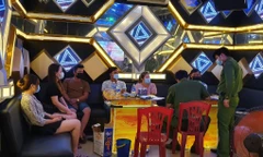 Bất chấp lệnh cấm nhóm thanh niên tụ tập hát karaoke. 