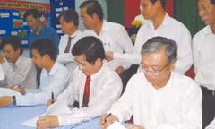 Tổng Giám đốc Vedan Yang Kun Hsiang (ngồi ngoài cùng bên phải) ký thỏa thuận với đại diện 839 hộ dân huyện Cần Giờ	Ảnh: MN