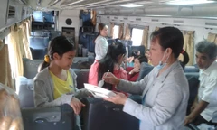 Mẹ đưa cơm theo, cho con ăn trên tàu. Ảnh: T.N.A