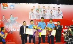 Đồng chí Nguyễn Anh Tuấn, Bí thư Thường trực T.Ư Đoàn và đồng chí Lê Xuân Sơn, Tổng biên tập báo Tiền Phong cùng các cầu thủ U23 tại buổi giao lưu trực tuyến. Ảnh: Như Ý.