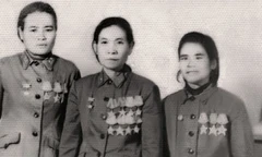 Bà Đinh Thị Vân (giữa) trong đợt phong tặng danh hiệu AHLLVT năm 1970.