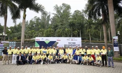 Một số golfer chụp ảnh lưu niệm với BTC trước khi vào thi đấu.