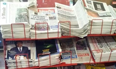 Charlie Hebdo tiếp tục bày bán trong một sạp báo tại ga Lyon Part Dieu (Pháp). Ảnh: Đoàn Minh Hằng