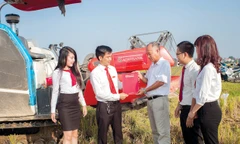 Bức ảnh “Agribank Sóc Sơn cho vay hỗ trợ vốn theo Quyết định 68/2013/QĐ-TTg của Thủ tướng Chính Phủ ” đoạt giải Nhì của tác giả Kiều Tùng Lâm (Agribank Sóc Sơn).